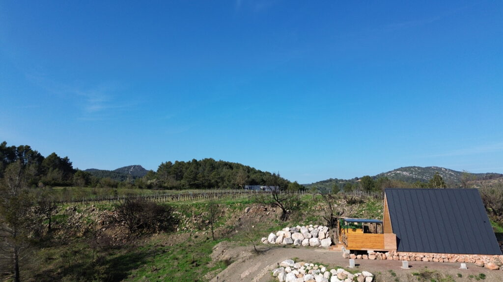 Cabane A-frame insolite l'Amoré vue du ciel dans l'Aude