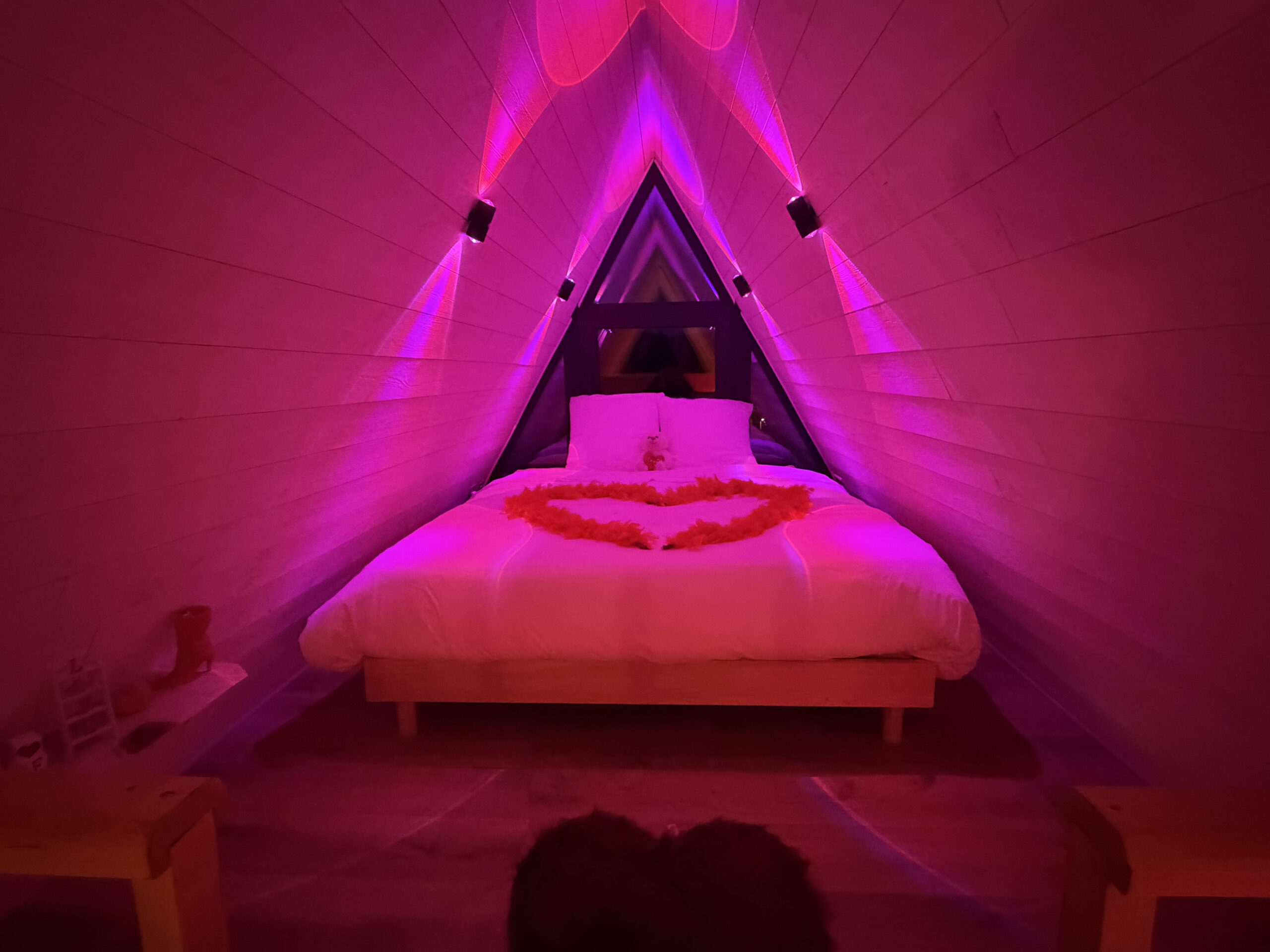 Lit Queen Size en mezzanine, L'Amoré love room dans l'Aude