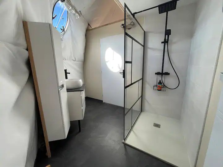 Salle de bain privative La Bulle d'Amour, love room Occitanie
