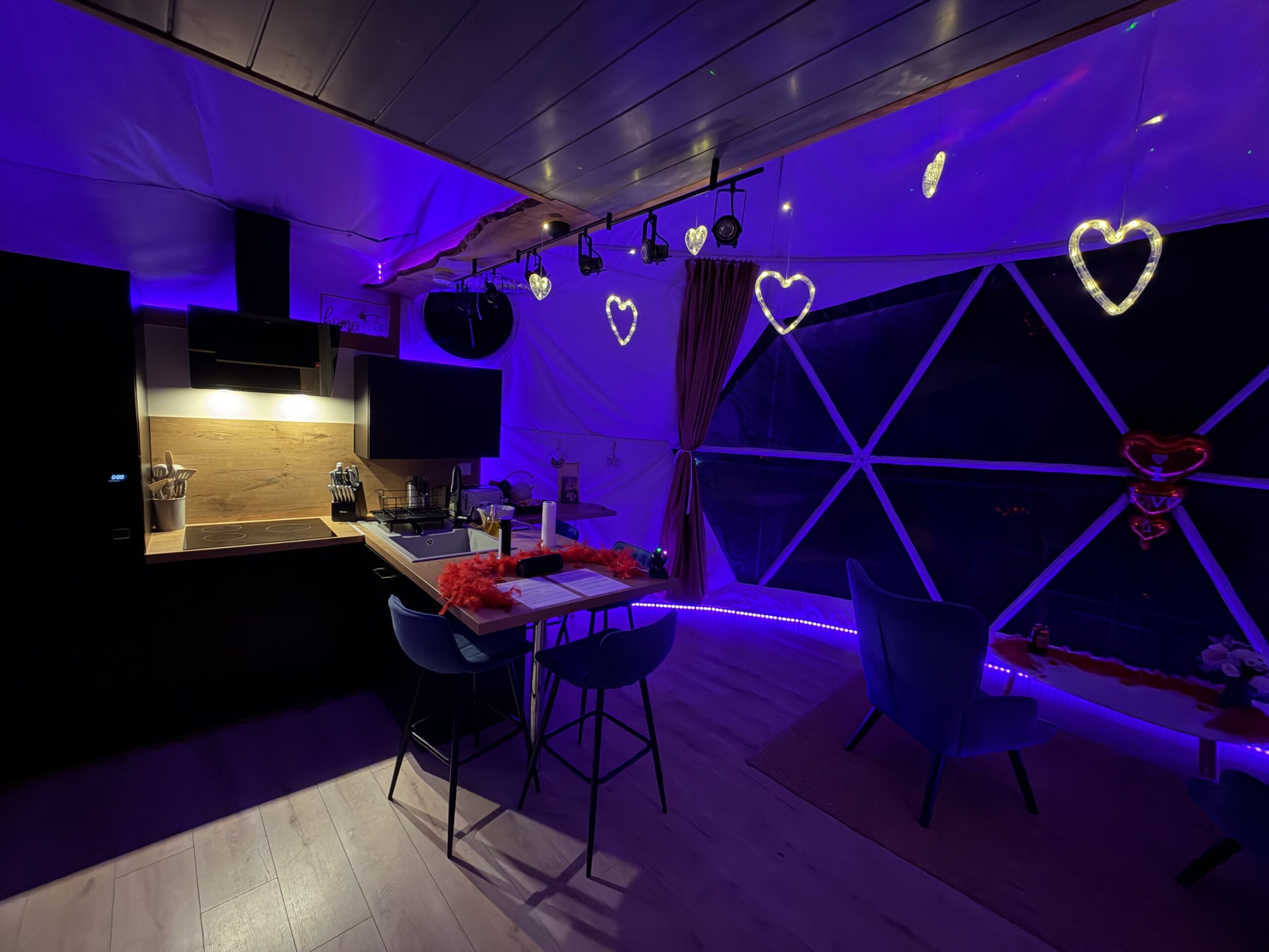 Cuisine équipée et salon La Bulle d'Amour, nuit insolite Occitanie