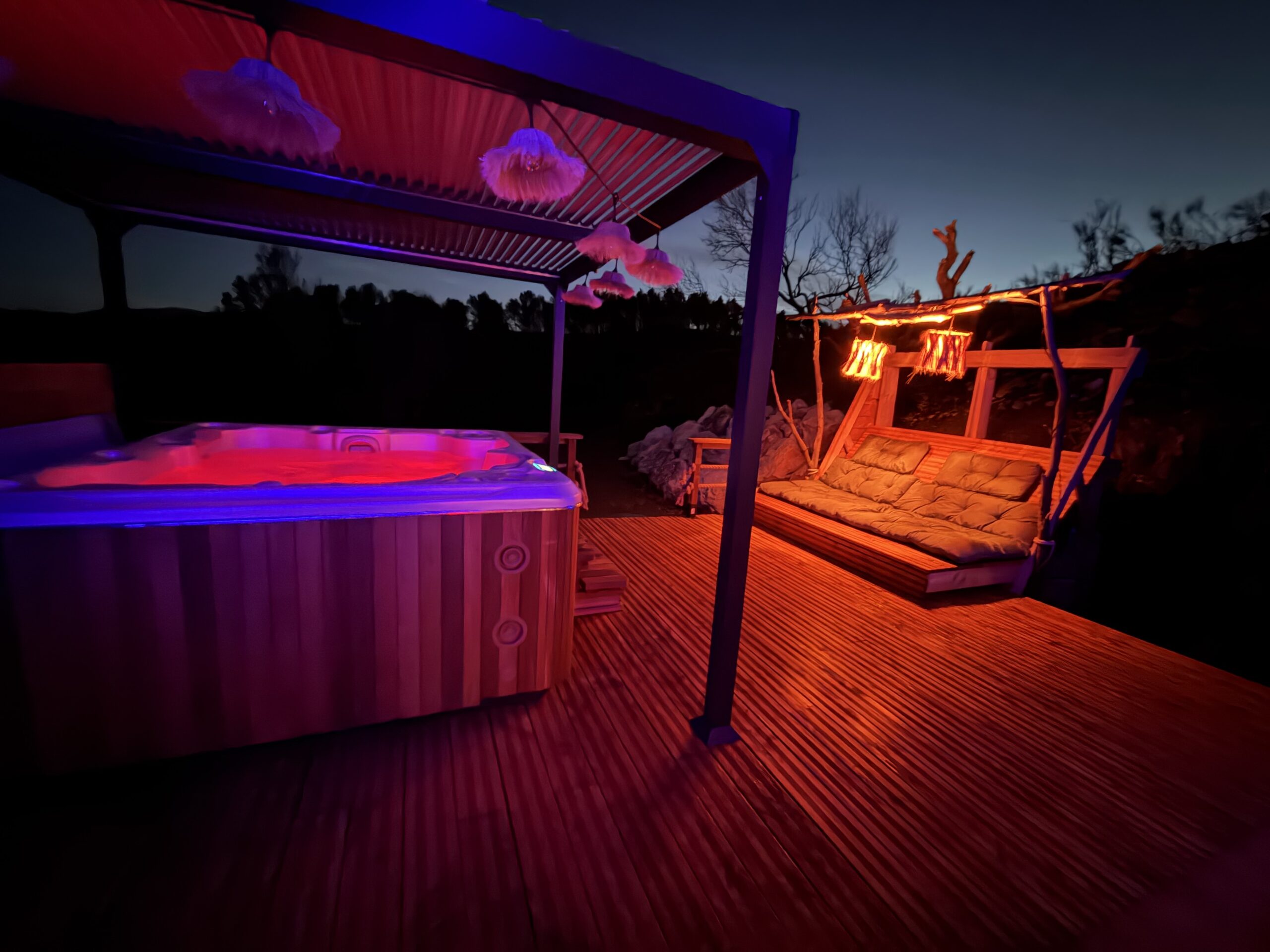 Jacuzzi privatif sur terrasse plein sud, L'Amoré — Le Secret des Cigales