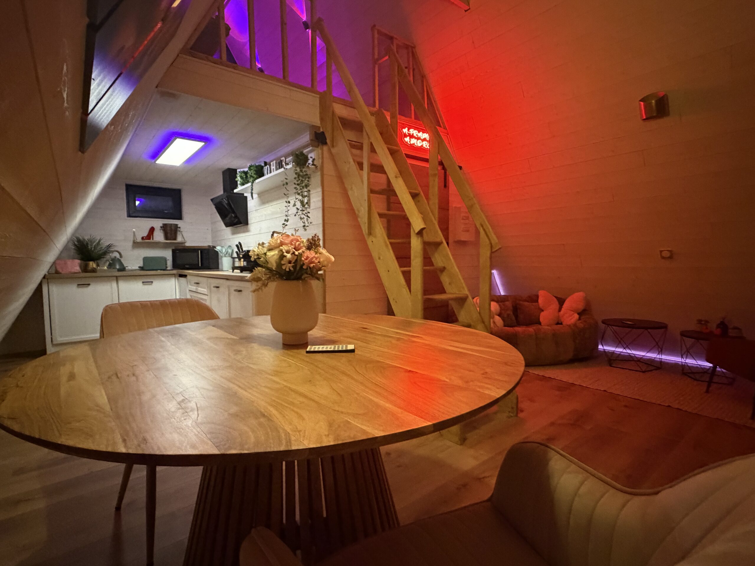 Cuisine équipée et salon, L'Amoré love room dans l'Aude