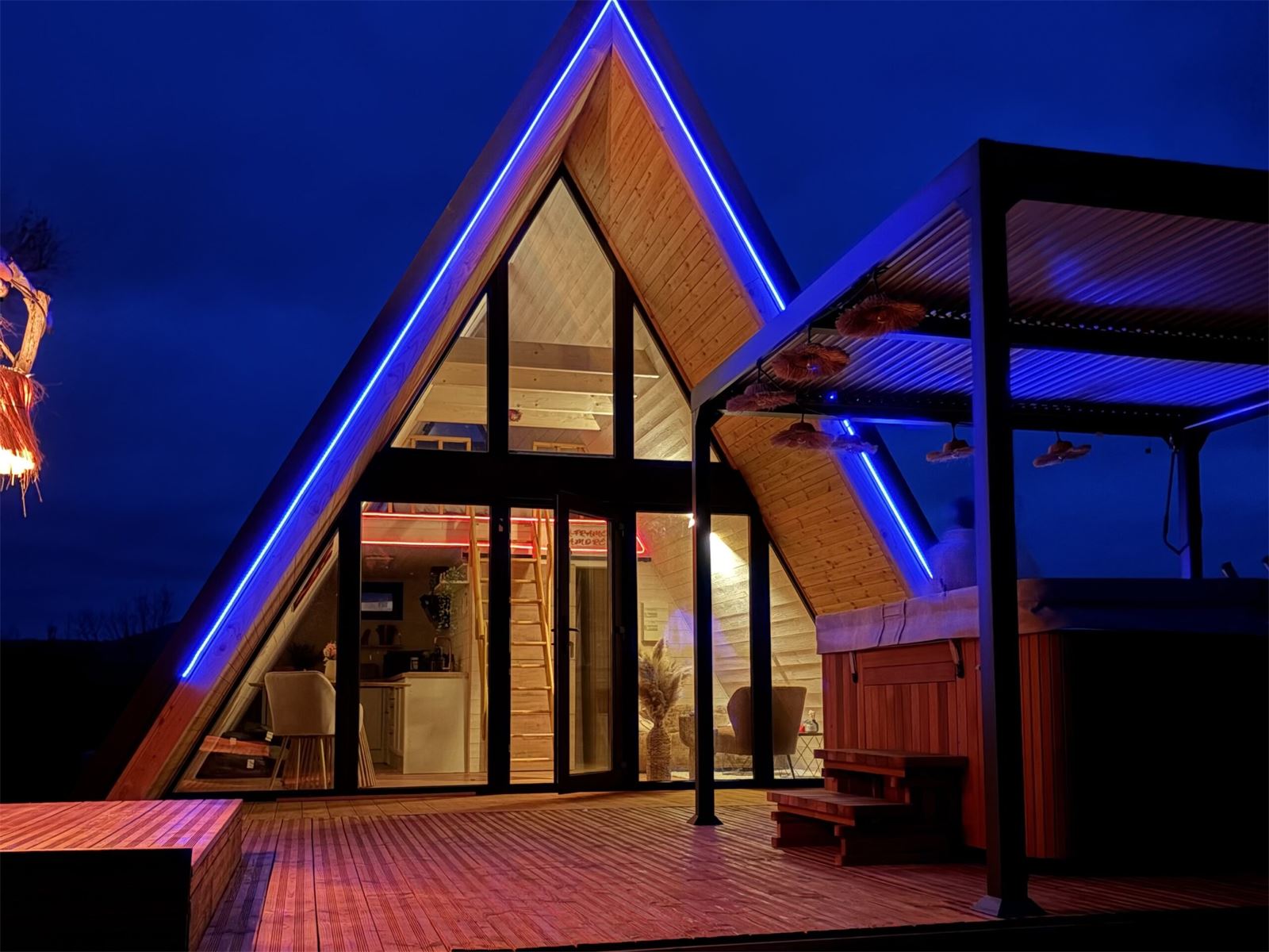 Façade vitrée de L'Amoré de nuit