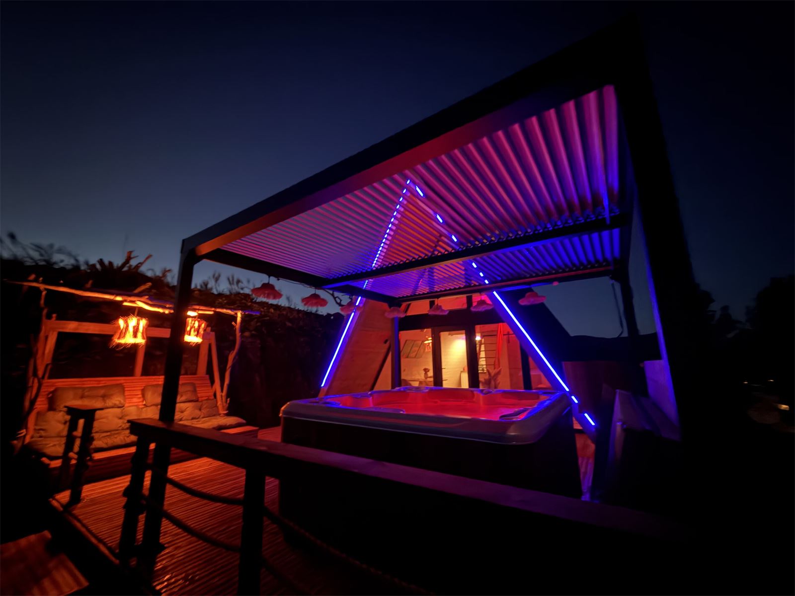 Jacuzzi et terrasse de L'Amoré de nuit