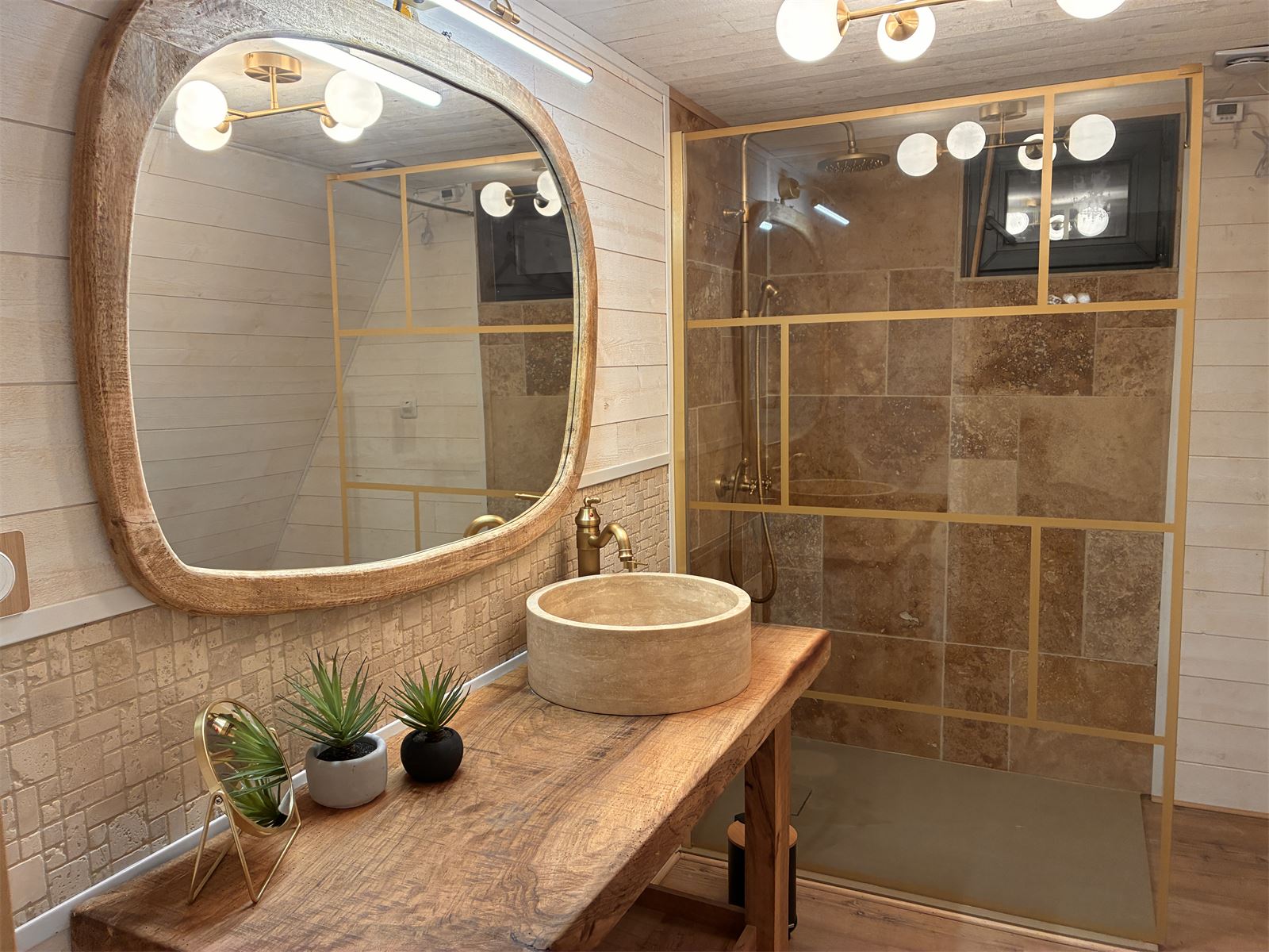 Salle de bain de L'Amoré avec vasque en pierre