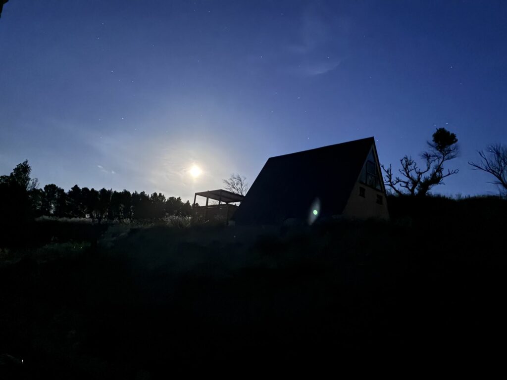 Silhouette de L'Amoré sous la pleine lune, à la tombée de la nuit