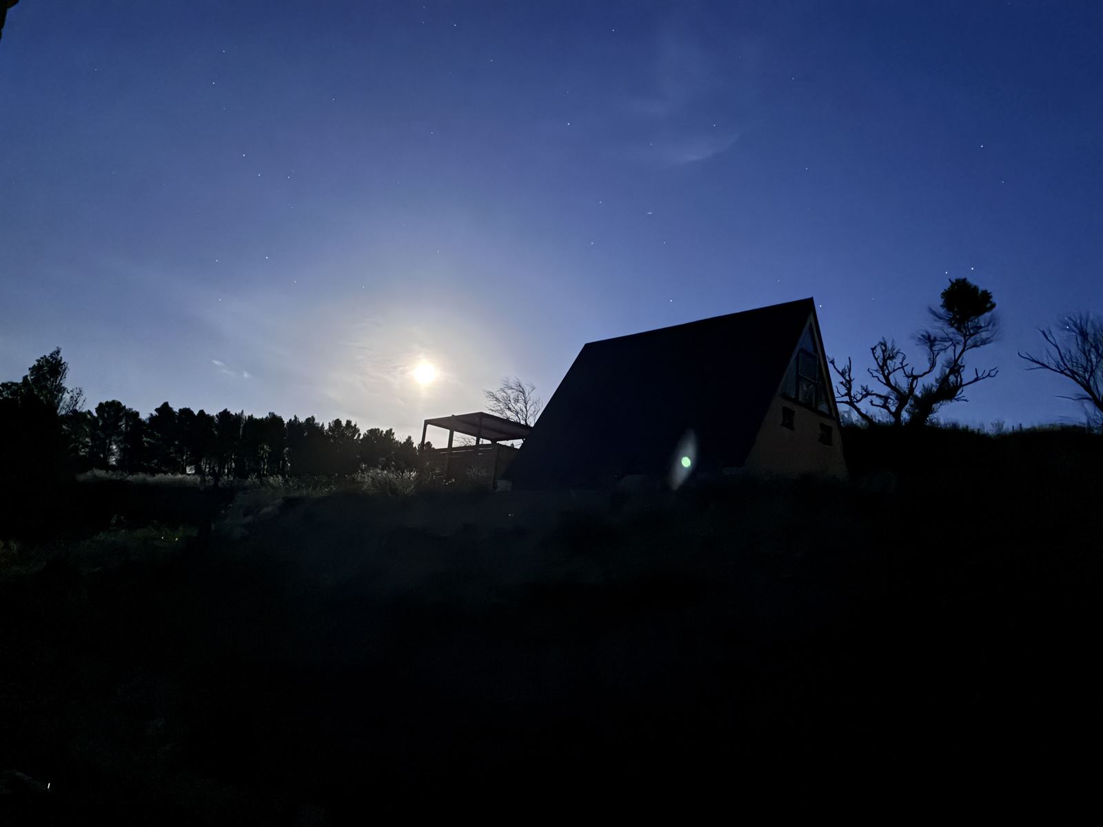 Silhouette de L'Amoré sous la pleine lune, à la tombée de la nuit