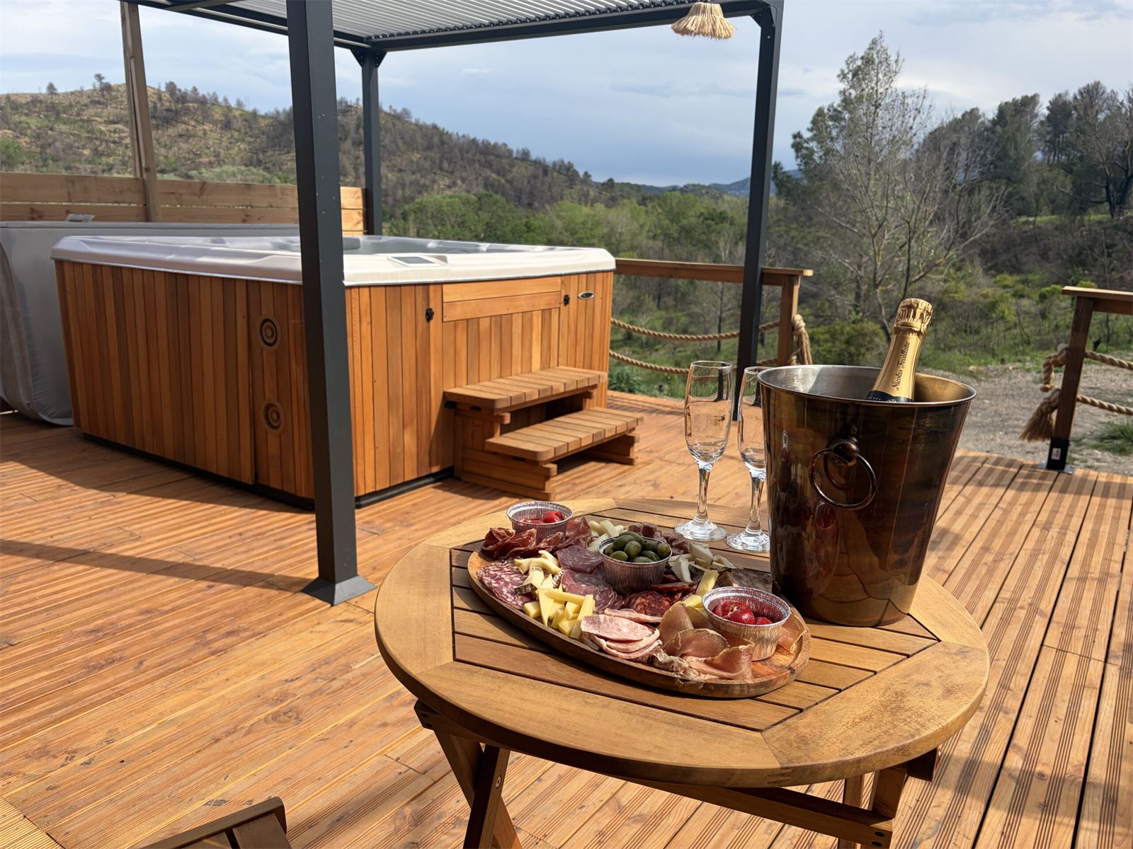 Terrasse de L'Amoré avec jacuzzi