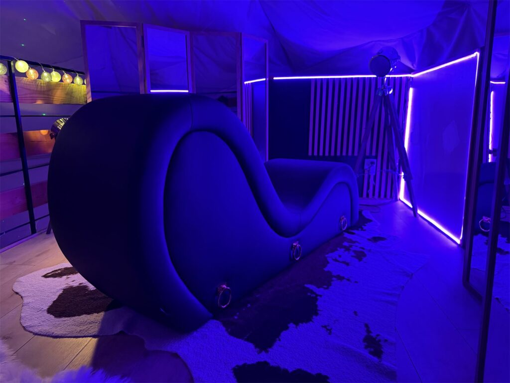 Fauteuil tantra du Dôme de la Tentation sous un éclairage bleu