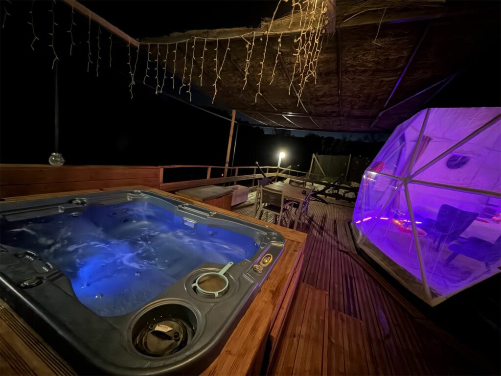 Jacuzzi privatif éclairé de nuit