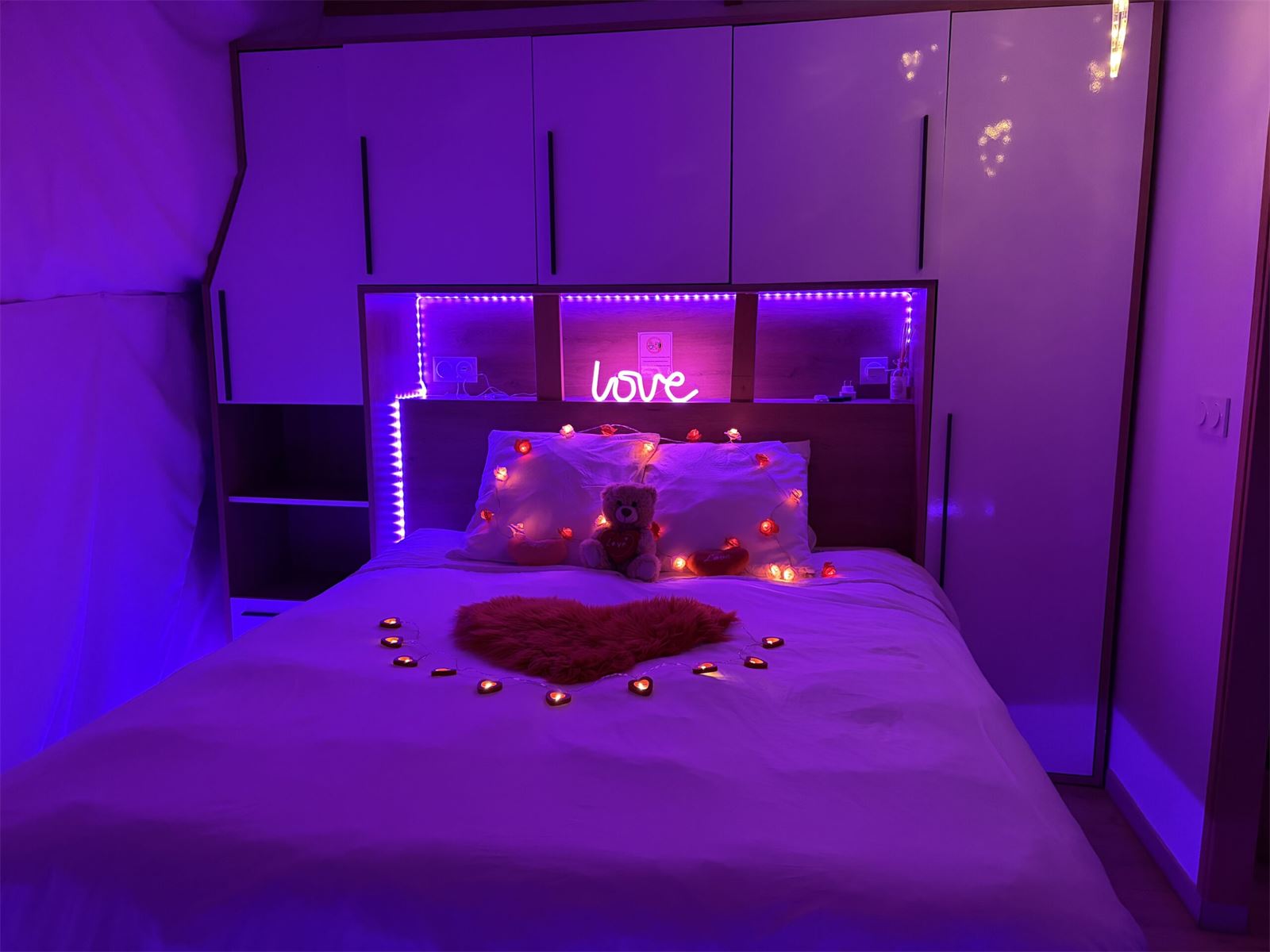 Lit du Dôme de la Tentation avec néon « love »