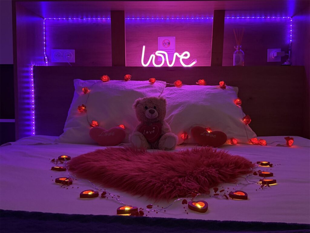 Lit du Dôme de la Tentation avec néon « love »
