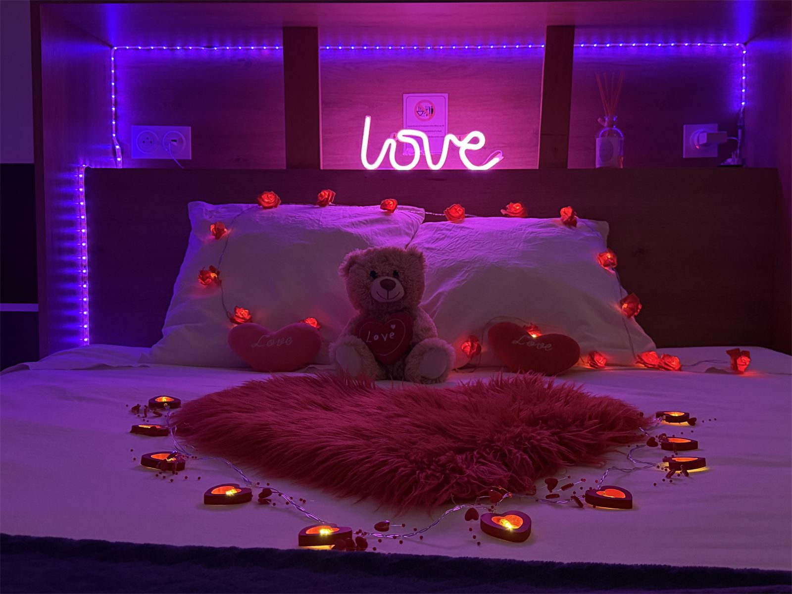 Lit du Dôme de la Tentation avec néon « love »
