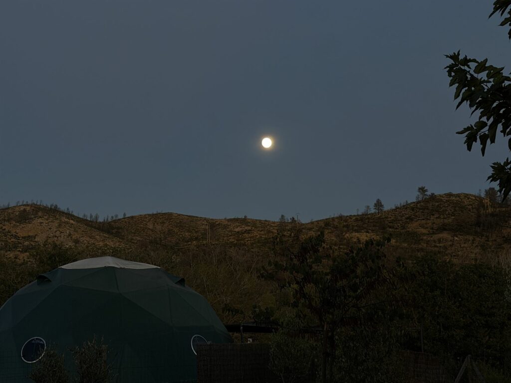 Le Dôme de la Tentation au pied des collines sous la pleine lune