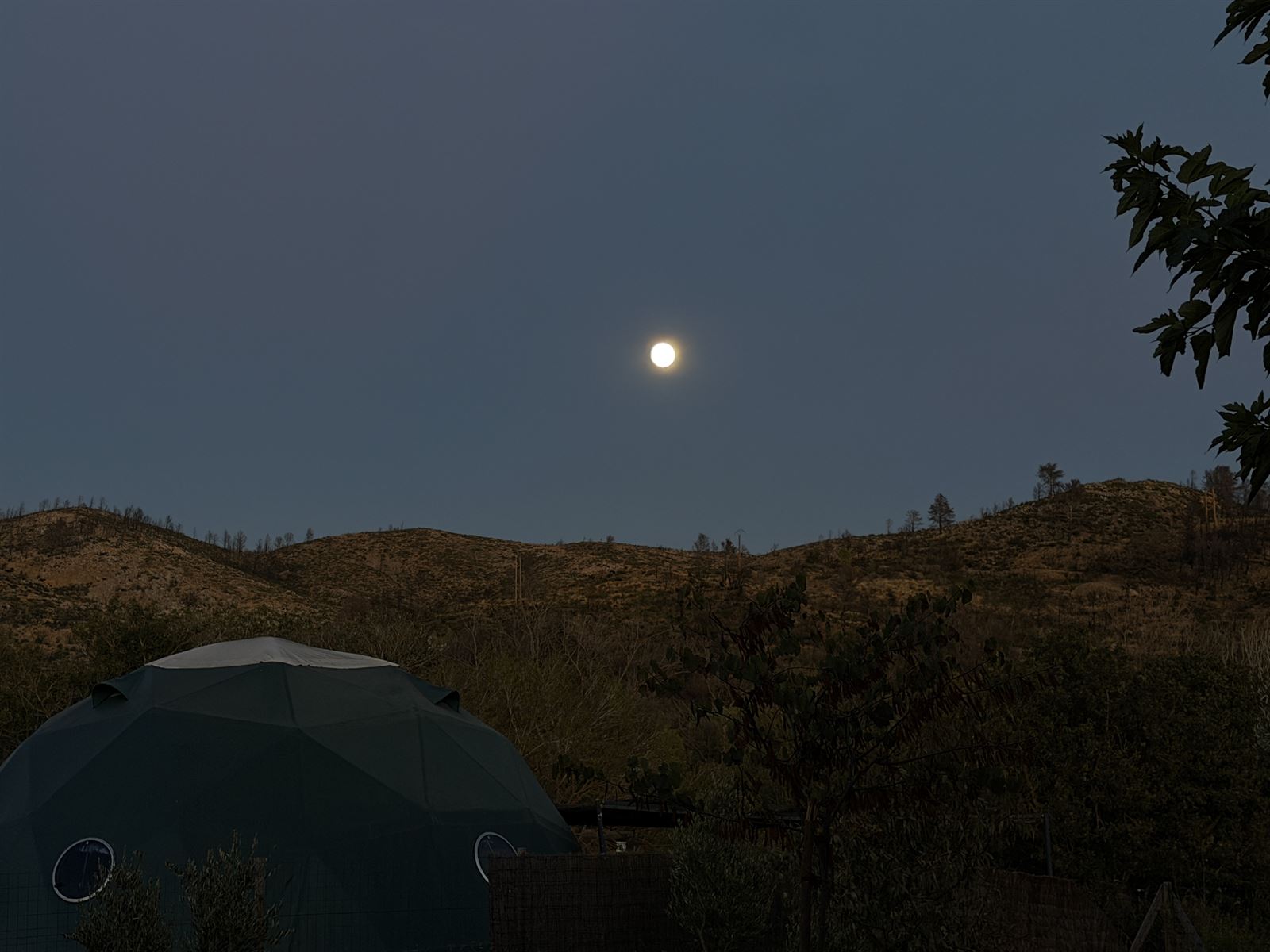 Le Dôme de la Tentation au pied des collines sous la pleine lune