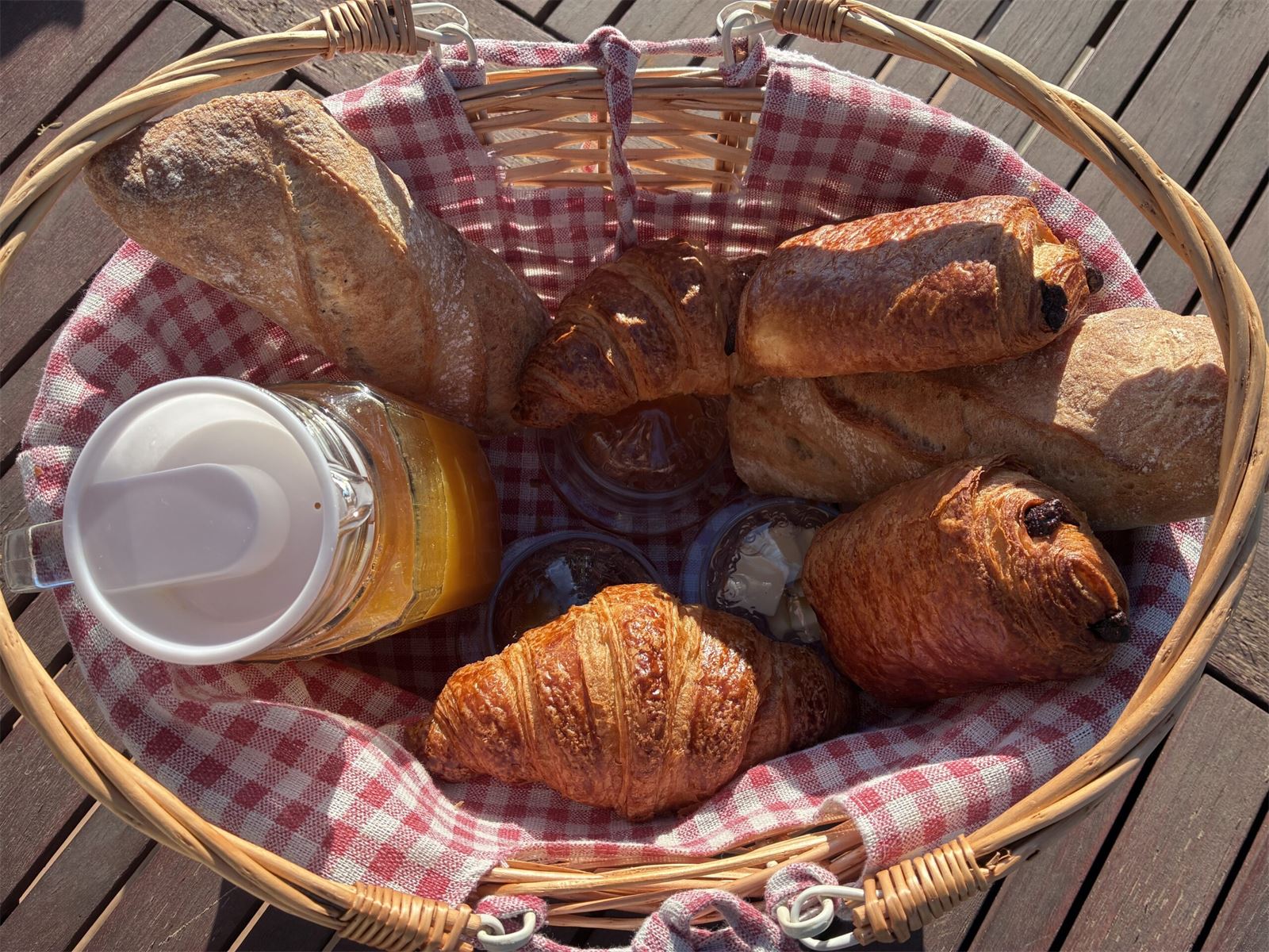 Panier de petit-déjeuner avec croissants