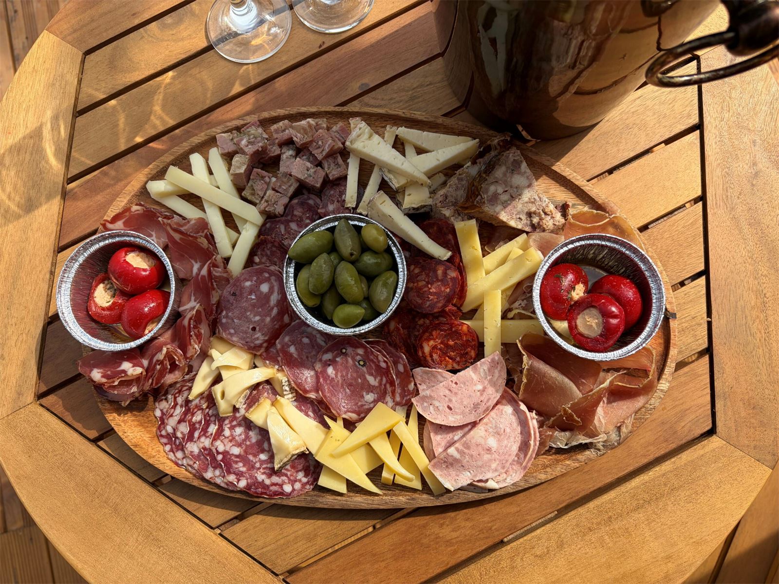 Planche de charcuterie et de fromages avec olives et poivrons farcis