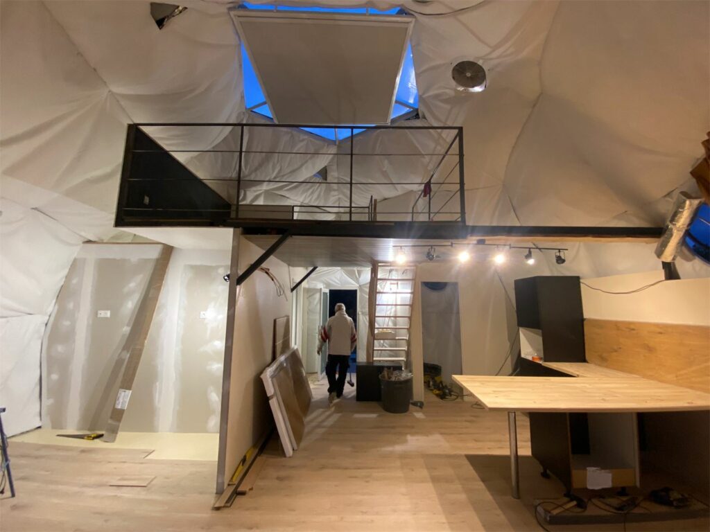 Aménagement de l'intérieur du dôme et de sa mezzanine pendant la construction
