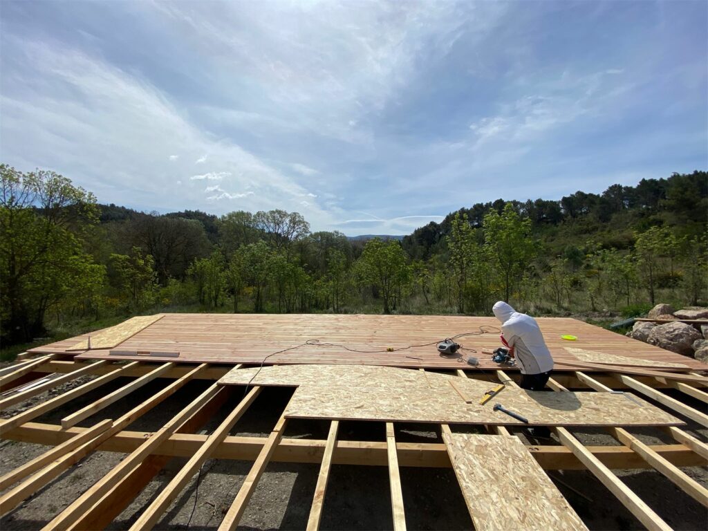 Construction de la plateforme en bois d'un hébergement au milieu de la garrigue