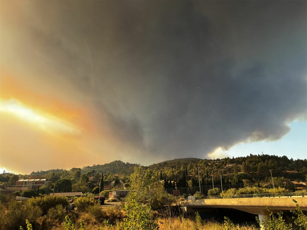 Épaisse fumée de l'incendie au-dessus des collines