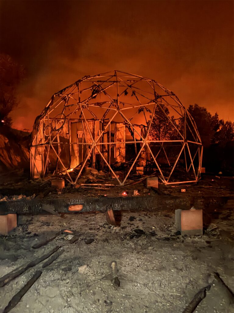 Structure métallique du dôme restée debout pendant l'incendie