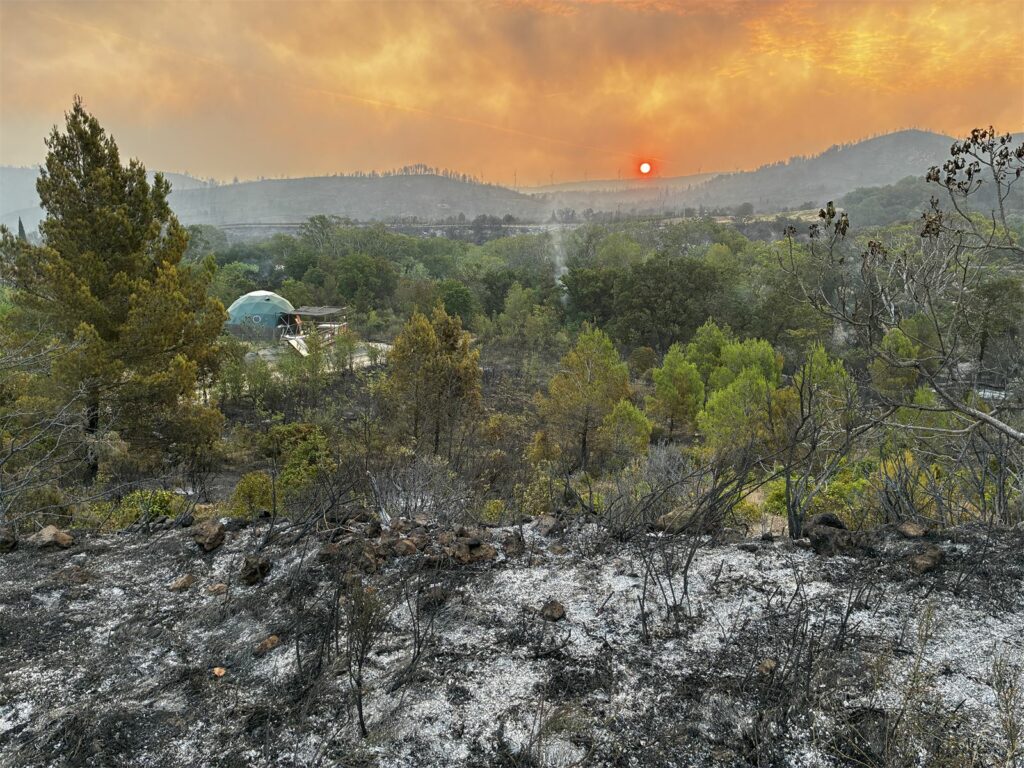 Paysage des Corbières brûlé au petit matin sous un ciel orangé